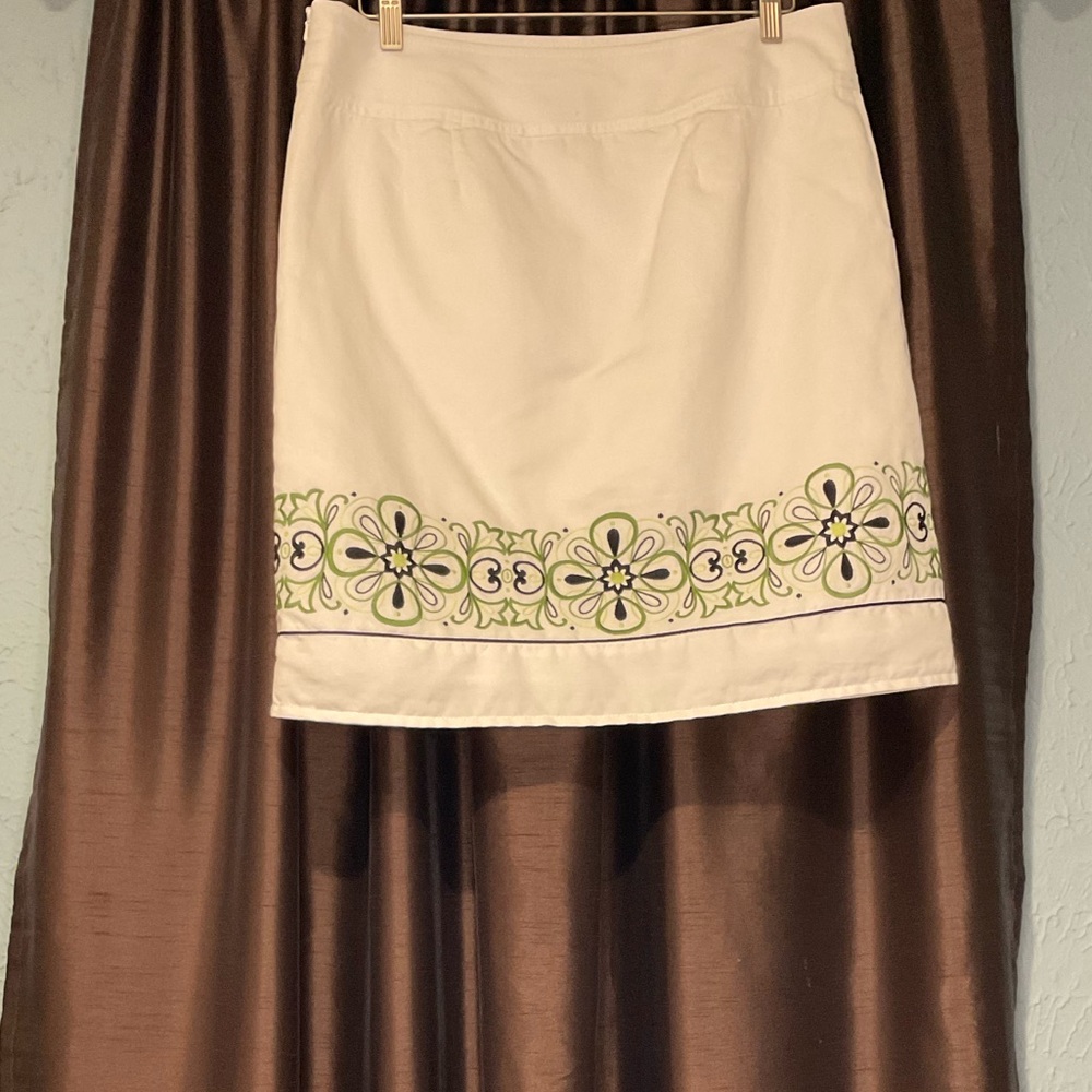 Ann Taylor White Skirt with Embroidered Design in Green & Navy